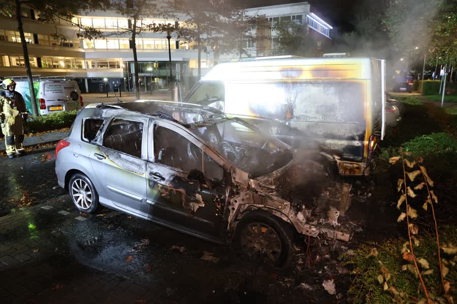 Uitgebrande camperbus en motorongeluk: Dit gebeurde afgelopen weekend in Delft Uitgebrande camperbus en motorongeluk: Dit gebeurde afgelopen weekend in Delft