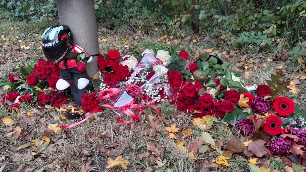 Bloemen en knuffel voor slachtoffer (23) motorongeluk Bloemen en knuffel voor slachtoffer (23) motorongeluk